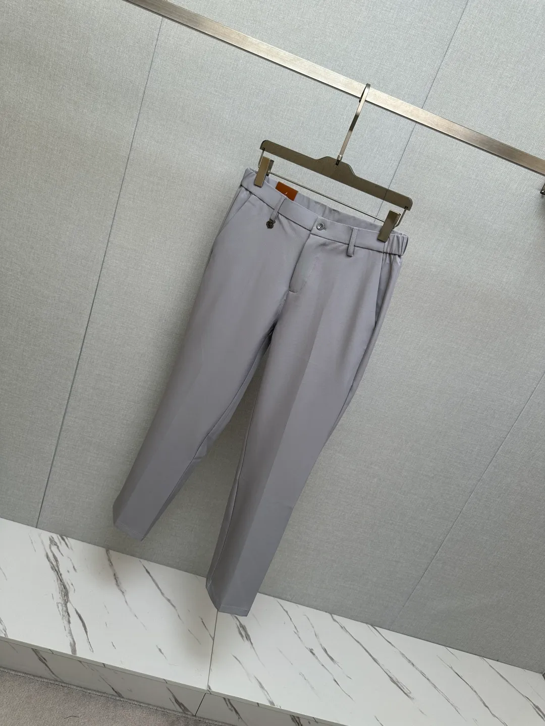 LP spring and summer New Arrival men's casual trousers, the final channel product has appeared! ! Simultaneous sales at the counter! It is no exaggeration to say that these trousers are products from the original OEM channel, not bragging about the original OEM. They are completely products from the domestic ready-to-wear OEM factory officially authorized by Ermenegildo Zegna! Therefore, the quantity and size are extremely scarce, so if you grab it, you will make a profit! The best pantsuits ever officially unveiled! ! ! ! ! ! It has always been one of the must-have accessories for successful business people! The brand's high-end style and powerful aura are not something that everyone can easily overcome. No matter what season the styles are, they are all standard styles! However, the fabric style is between business casual and daily wear. Customized original hardware and logo accessories! To be able to design a pair of trousers so suitable for the public, we can only focus on men's business casual wear. Whether you are wearing it for casual occasions or business occasions, this style can be matched just right. To wear it, you must wear it well and be able to wear it according to your own taste! Pants that give yourself unlimited bonus points! Size: 29-38